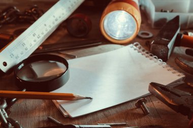 Defter ve kalem ile tezgah