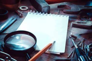 Defter ve kalem ile tezgah