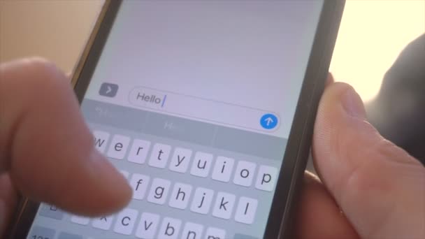 Man att skriva sms på smartphone närbild — Stockvideo