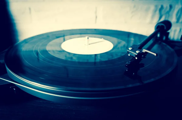 Retro gramofon s vinyl disk. modré osvětlení — Stock fotografie