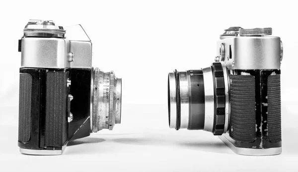 Dvě vintage retro kamera pohled na sebe na bílém pozadí closeup — Stock fotografie