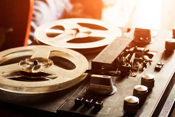 Vintage tragbare Bandspule zu Röhrenbandgerät im Sonnenlicht — Stockfoto