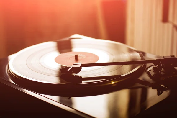Vintage pikap ile vinil disk, yakın çekim. günbatımı ışın