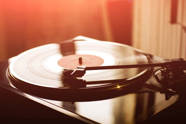 Retro gramofon s vinyl disk, detail. paprsek od západu slunce — Stock fotografie