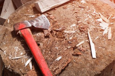 Güdük üzerinde yalan balta yangın. yakın çekim