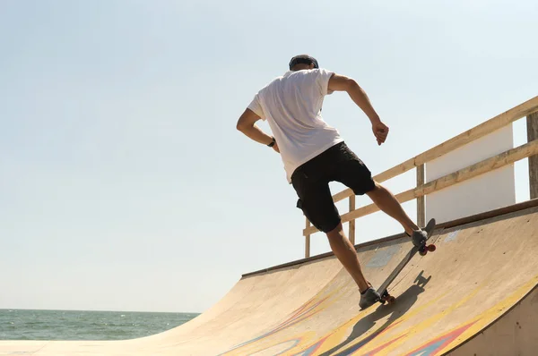 Guy skateboarder riding a ramp — Stock Photo, Image