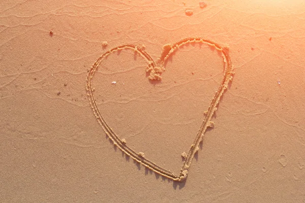 一颗心在沙子上绘制的插图 — 图库照片#