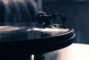 Vintage pikap ile vinil disk, yakın çekim.