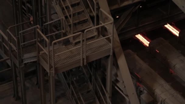 Robotnik Metalurgiczny Stalowni Gorący Stopiony Metal Pouring Wytwarzanie Stali Piecu — Wideo stockowe