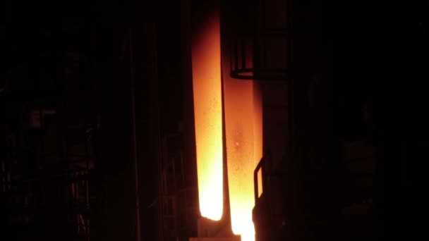 Metallurgist Jobbarbetare Stålfabrik Het Smält Metall Hälla Blast Furnace Steel — Stockvideo