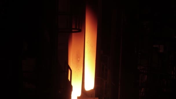 製鉄所の冶金の仕事労働者熱い溶融金属を注ぐ ブラスト炉鋼生産製鉄所 炉の冶金工場から熱い液体金属を入れてください 労働者 重工業工場 — ストック動画