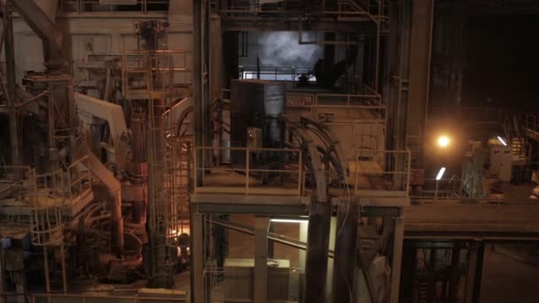 Métallurgiste Travailleur Dans Une Usine Acier Coulée Métal Fondu Chaud — Video