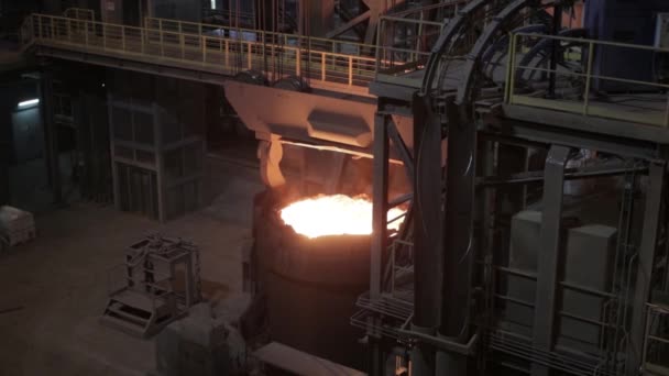 Trabajador Trabajo Metalúrgico Una Planta Acero Vierte Metal Fundido Caliente — Vídeos de Stock