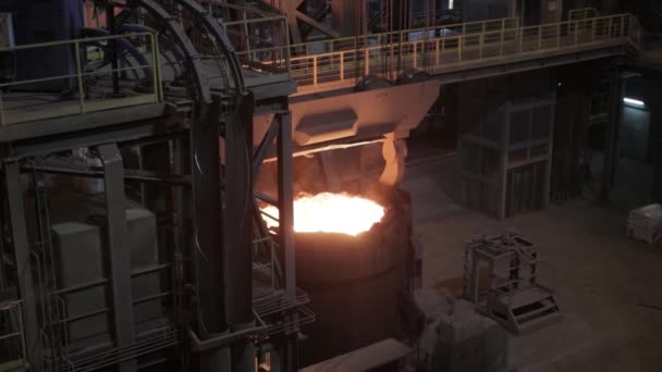 Metallurgist Job Worker Uma Planta Aço Quente Derretido Metal Derramando — Vídeo de Stock