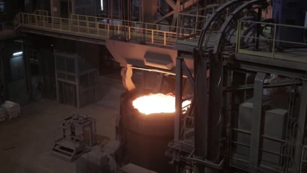 Métallurgiste Travailleur Dans Une Usine Acier Coulée Métal Fondu Chaud — Video