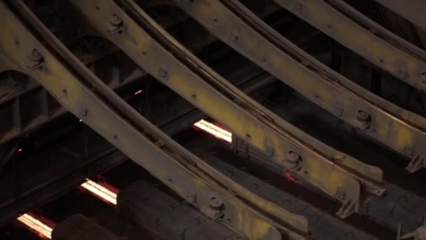 Trabajador Trabajo Metalúrgico Una Planta Acero Vierte Metal Fundido Caliente — Vídeo de stock