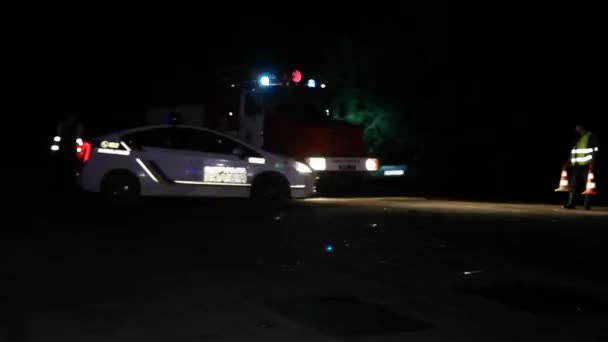 Нічний Автокатастрофа Пожежник Відстежує Пожежну Машину Поліцейських — стокове відео