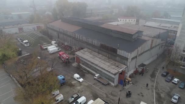 Groot Vuur Mist Rook Brandweerman Schieten Van Een Hoogte Vliegende — Stockvideo