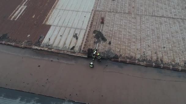 Groot Vuur Mist Rook Brandweerman Schieten Van Een Hoogte Vliegende — Stockvideo