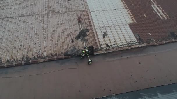 Großes Feuer Und Nebel Rauch Feuerwehrmann Schießen Aus Einer Höhe — Stockvideo