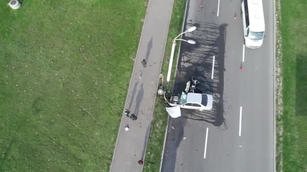 Crash Scene Met Ernstig Beschadigde Auto Ongeluk Politie Luchtfoto Panoramisch — Stockvideo