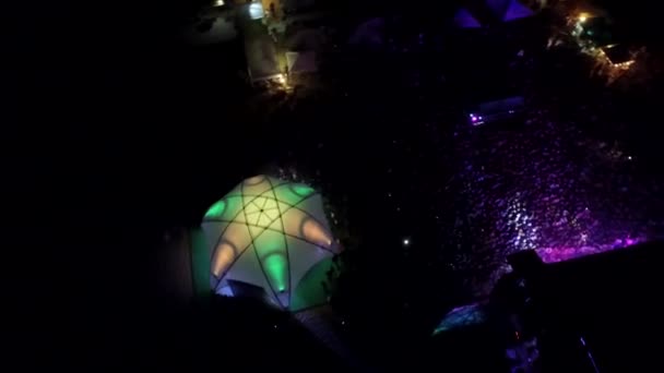 在音乐节的露天音乐会上 空中全景俯瞰着露天的广大观众 — 图库视频影像