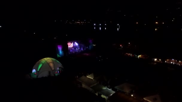 Havadan Panoramik Top Gökyüzü Görüntüsü Müzik Festivalinde Ücretsiz Konser Veren — Stok video