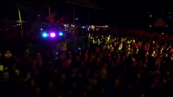 空中パノラマトップスカイビューオープンエアの音楽祭でオープン無料コンサートの音楽パフォーマンスでファンの巨大な公共の群衆 — ストック動画