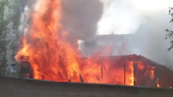 Fuego Edificio Industrial Niebla Humo Bombero Disparando Desde Una Altura — Vídeos de Stock