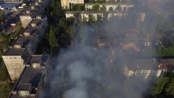 Fuego Edificio Industrial Niebla Humo Bombero Disparando Desde Una Altura — Vídeo de stock