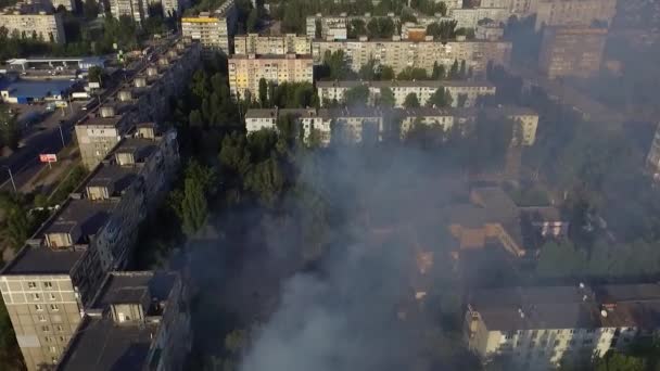 Fuego Edificio Industrial Niebla Humo Bombero Disparando Desde Una Altura — Vídeo de stock