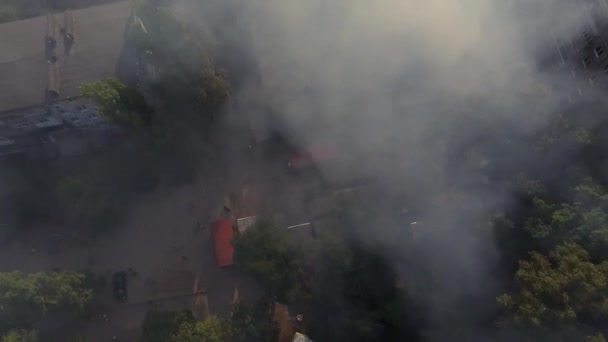 Fuego Edificio Industrial Niebla Humo Bombero Disparando Desde Una Altura — Vídeo de stock