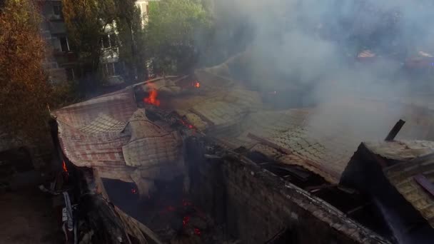 Fuego Edificio Industrial Niebla Humo Bombero Disparando Desde Una Altura — Vídeos de Stock