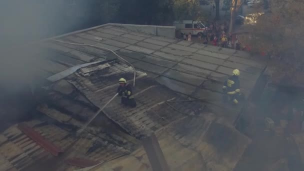 Brand Industrieel Gebouw Mist Rook Brandweerman Schieten Van Een Hoogte — Stockvideo