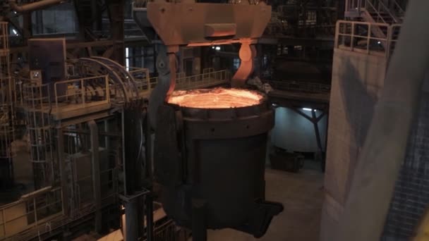 Robotnik Metalurgiczny Stalowni Gorący Stopiony Metal Pouring Wytwarzanie Stali Piecu — Wideo stockowe