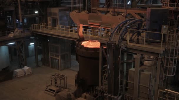 Metallurgist Jobbarbetare Stålfabrik Het Smält Metall Hälla Blast Furnace Steel — Stockvideo