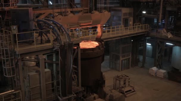 Métallurgiste Travailleur Dans Une Usine Acier Coulée Métal Fondu Chaud — Video