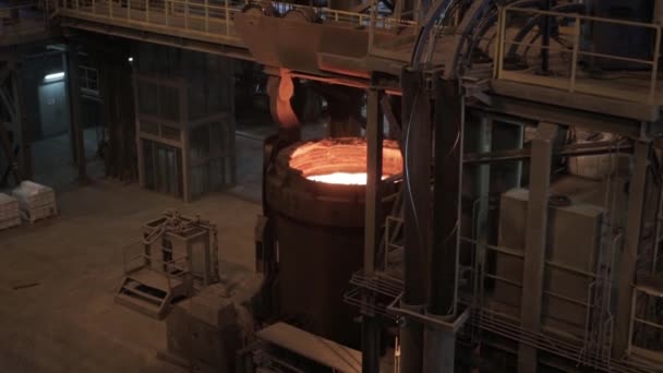 Metallurge Jobbt Einem Stahlwerk Und Gießt Heißes Geschmolzenes Metall Hochofenstahlproduktion — Stockvideo