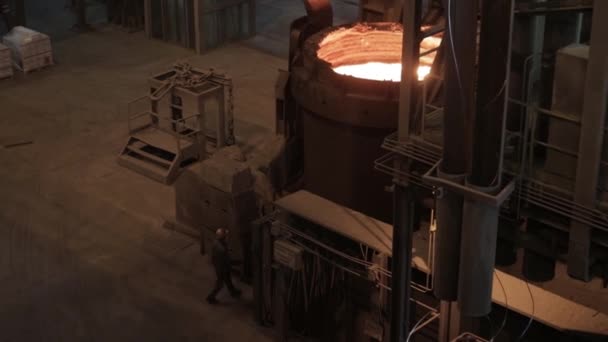 Metallurgist Job Worker Steel Plant Hot Molten Metal Pouring Blast — Stock Video