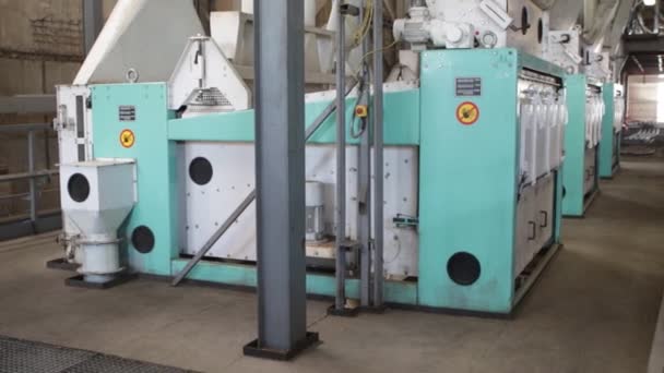 가공인물 공장의 뜨거운 가루받이에서 일하는 뜨거운 금속을 공장에서 중공업 — 비디오