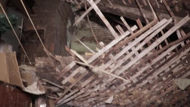 用挖掘机拆毁多栋平房 绞碎钢筋 破碎的柱子和散落的混凝土灰尘 — 图库视频影像