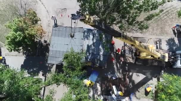 从科普特无人机的空中看拆除工程起重机 在大楼上方飞越天空 — 图库视频影像