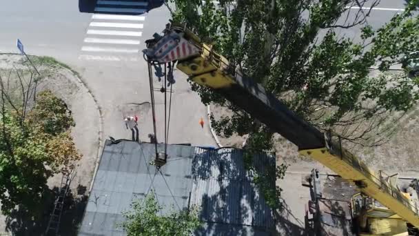 Demoliční Práce Jeřáb Helikoptéry Letecký Pohled Létat Nebe Nad Budovou — Stock video