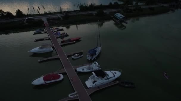 空中俯瞰全景无人驾驶复印机空中飞天飞越美丽的河流 夕阳西下 天空灰蒙蒙的 光线柔和 壮观的风景 4K分辨率 游艇系泊 — 图库视频影像