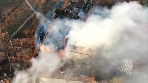 Grande Incêndio Edifício Industrial Fumaça Nevoeiro Tiroteio Uma Altura Bombeiro — Vídeo de Stock