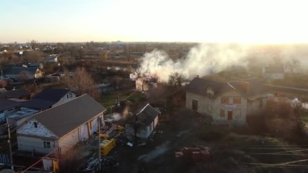 Gran Incendio Edificio Industrial Niebla Humo Disparo Desde Una Altura — Vídeo de stock