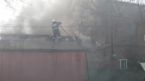 Groot Vuur Industrieel Gebouw Mist Rook Schieten Van Een Hoogtepunt — Stockvideo