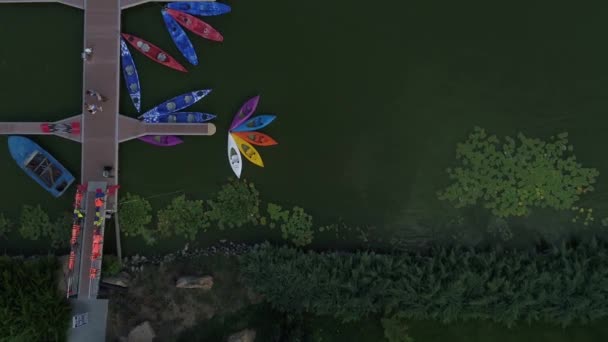 空中上のパノラマビュードローンのコッパーの空気は美しい川の上を飛んで空を飛ぶ パステルカラーの曇りの空と日没の柔らかい光 壮大な風景です 4K解像度ヨットボート係留 — ストック動画