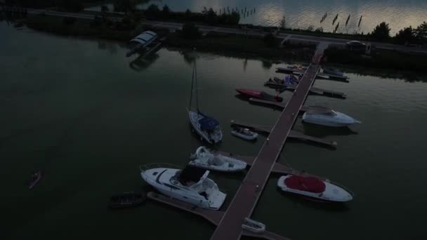vue panoramique aérienne drone copter avion voler ciel Vol au-dessus de la belle rivière. Coucher de soleil lumière douce avec ciel nuageux pastel. Paysage magnifique. Résolution 4K. amarrage bateau yacht 