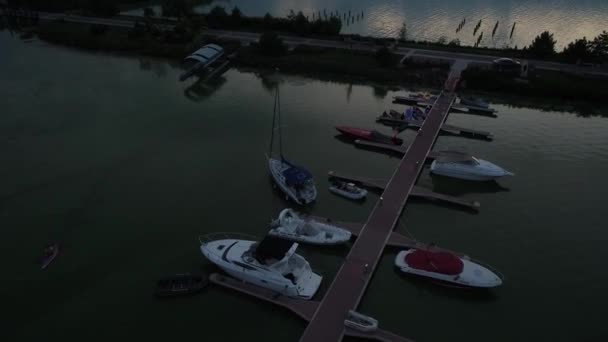 空中俯瞰全景无人驾驶复印机空中飞天飞越美丽的河流 夕阳西下 天空灰蒙蒙的 光线柔和 壮观的风景 4K分辨率 游艇系泊 — 图库视频影像